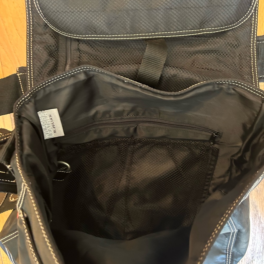 Wilson Leather Unisex Black Red M. Julian Leather Classic Messenger Bag - Picture 4 of 8